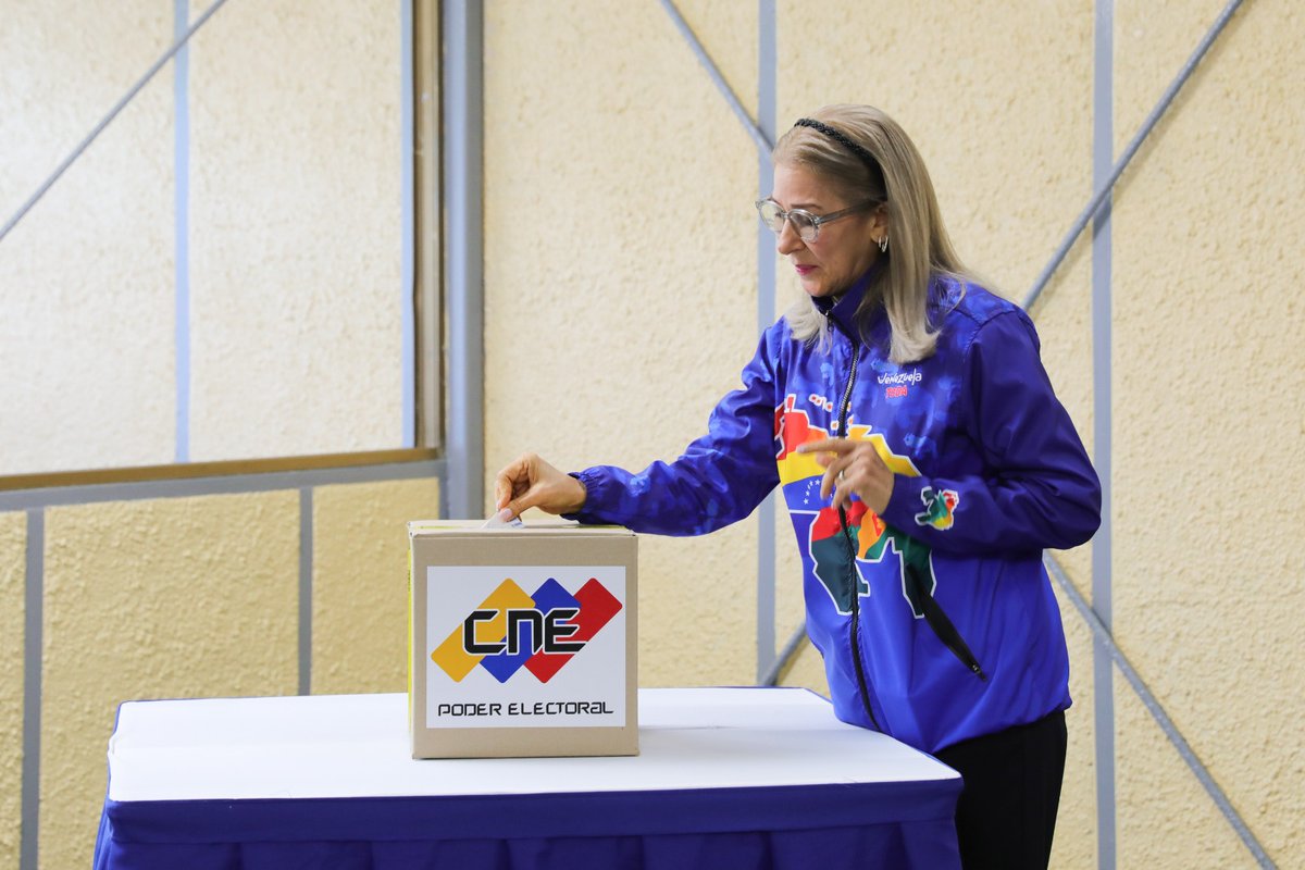 Nuestra Primera Combatiente, <a href="/ConCiliaFlores/">Cilia Flores</a>, ejerciendo su derecho al voto en el Referéndum Consultivo en defensa de la Guayana Esequiba.
#JuntosPorCadaLatido
#VenezuelaDiceSí
<a href="/NicolasMaduro/">Nicolás Maduro</a> 
<a href="/MagaGutierrezV/">Magaly Gutiérrez Viña</a>