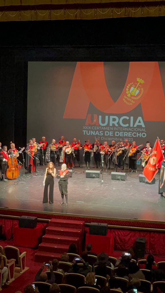 Un placer presentar junto a Paco Villar la XXIX edición del Certamen Internacional de Tunas de Derecho celebrado en el ⁦<a href="/TeatroRomea/">Teatro Romea</a>⁩.
Un encuentro, donde se puso en valor la riqueza musical y cultural de las Tunas👏👏👏🥰