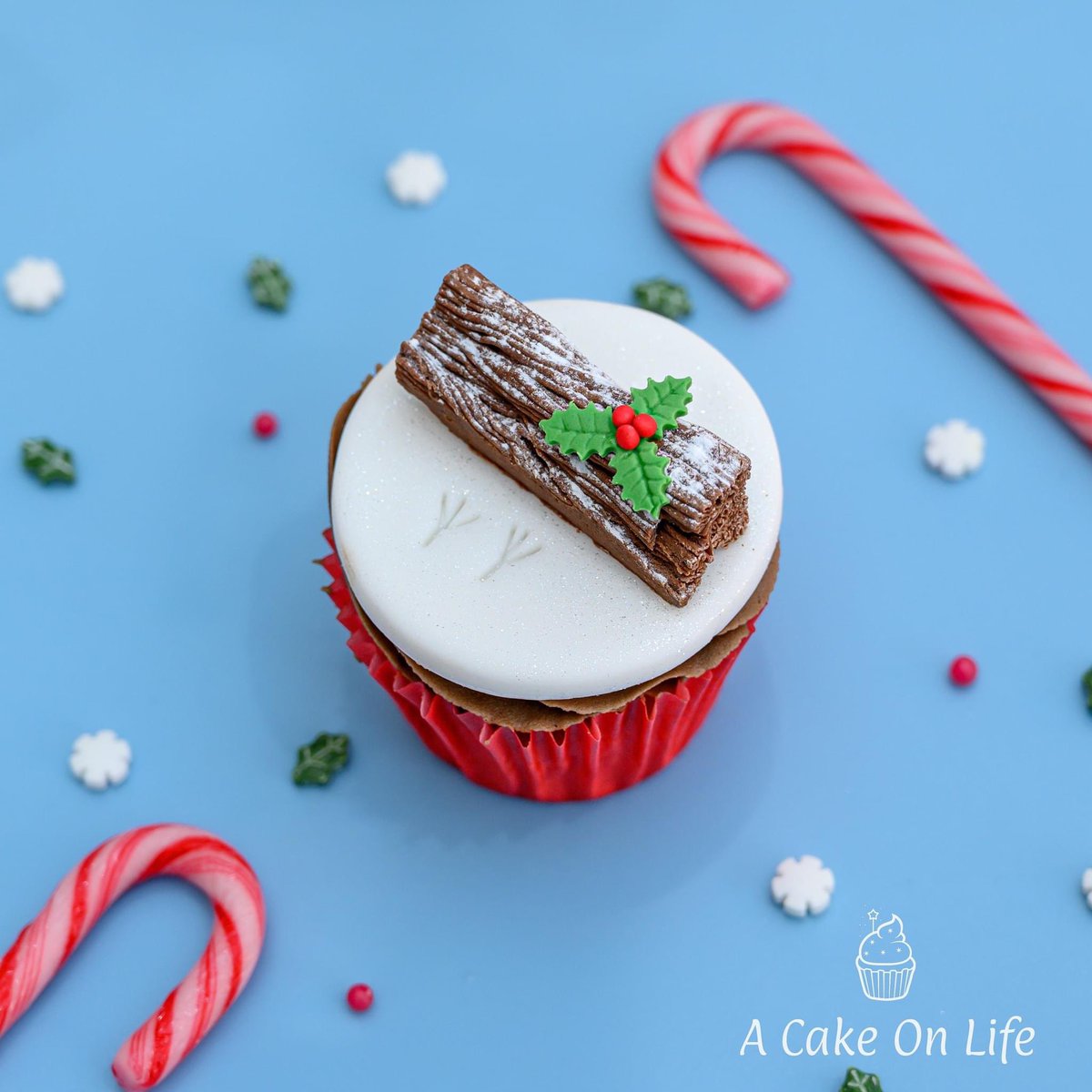 How about this super easy Christmas themed cupcake decorating idea? Full tutorial and more Christmas Cupcakes ideas over on YouTube channel. Link below.  Hope you've all had a great Sunday 😊
Chistmas Cupcake Decorating Idea/ Yule Log Cupcakes
youtu.be/9jR_loMeQN0
