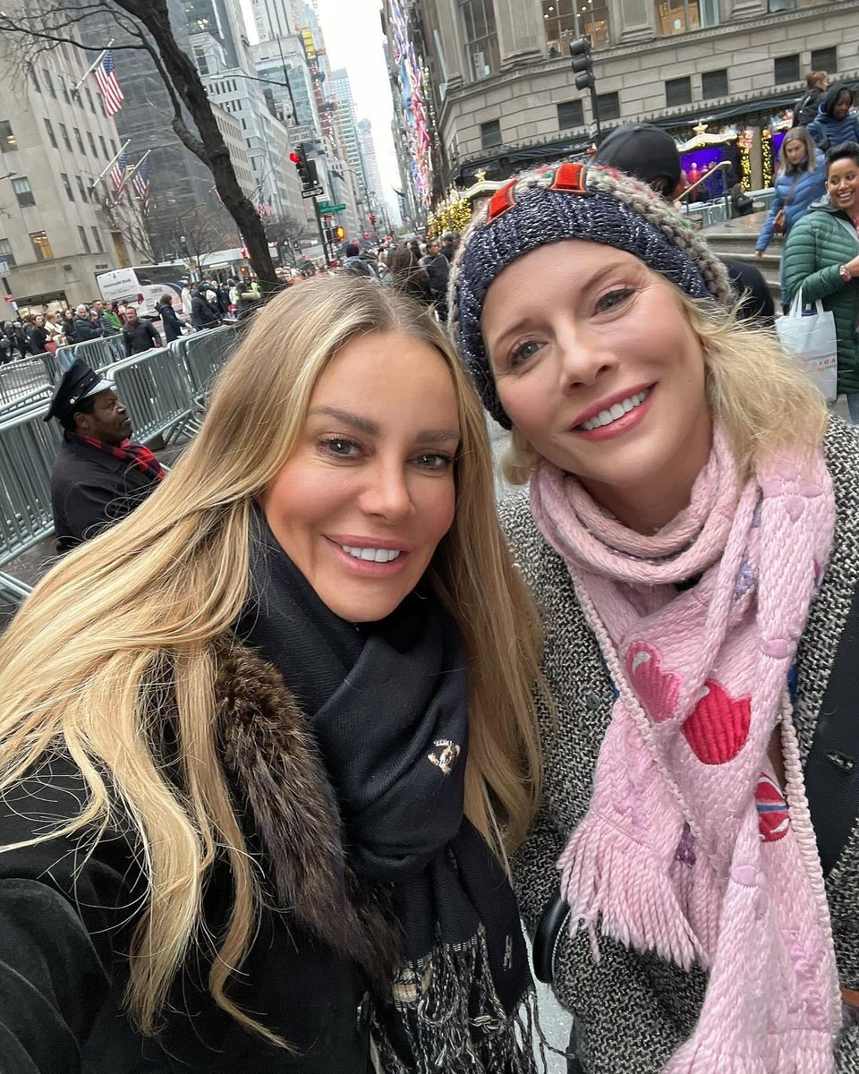 Liebe Grüße aus NY ♥️

#travel #blogger #ny #newyork #rockefellercenter #tree #christmastree #christmas #actress #evahabermann #picoftheday #photooftheday #happy #girl #zev #xev #lexx #wintercon #manhattan