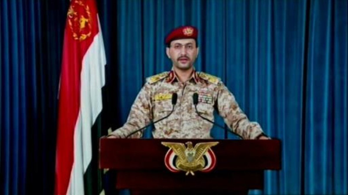 FalasAbuAmal's tweet photo. ÚLTIMA HORA: DECLARACIÓN OFICIAL DE LAS FUERZAS YEMENÍES HOUTHI SOBRE EL ATAQUE A BUQUES NAVALES

“En cumplimiento de las directivas del Comandante Abdul-Malik Badr al-Din al-Houthi, que Dios lo proteja, y en respuesta a las demandas de nuestro gran pueblo yemení y los llamamientos del pueblo libre de nuestra nación árabe e islámica a permanecer firmes plenamente con las opciones del pueblo palestino y su orgullosa resistencia.

Esta mañana, las fuerzas navales de las Fuerzas Armadas de Yemen, con la ayuda de Dios Todopoderoso, llevaron a cabo una operación de ataque contra dos barcos israelíes en Bab al-Mandab, a saber, el barco “Unity Explorer” y el barco “Number Nine”.

El primer barco fue atacado con un misil naval y el segundo con un dron naval.

La operación de ataque se produjo después de que los dos barcos rechazaran los mensajes de advertencia de las fuerzas navales yemeníes.

Las fuerzas armadas yemeníes siguen impidiendo que los barcos israelíes naveguen por los mares Rojo y Árabe hasta que cese la agresión israelí contra nuestros fieles hermanos en la Franja de Gaza.

Las Fuerzas Armadas de Yemen renuevan su advertencia a todos los barcos de #Israel o aquellos asociados con israelíes de que se convertirán en un objetivo legítimo si violan lo que se establece en esta declaración y en declaraciones anteriores emitidas por las Fuerzas Armadas de #Yemen”.

#Gaza
