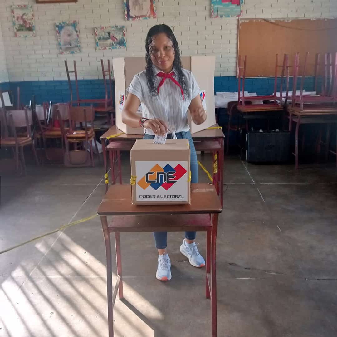 #3Dic| Viceministra de Hospitales, Mayra Oviedo, ejerce su derecho al voto y en defensa de nuestro Esequibo, dice 5 veces SÍ
#JuntosPorCadaLatido
#VenezuelaDiceSÍ 
<a href="/NicolasMaduro/">Nicolás Maduro</a> 
<a href="/MagaGutierrezV/">Magaly Gutiérrez Viña</a>