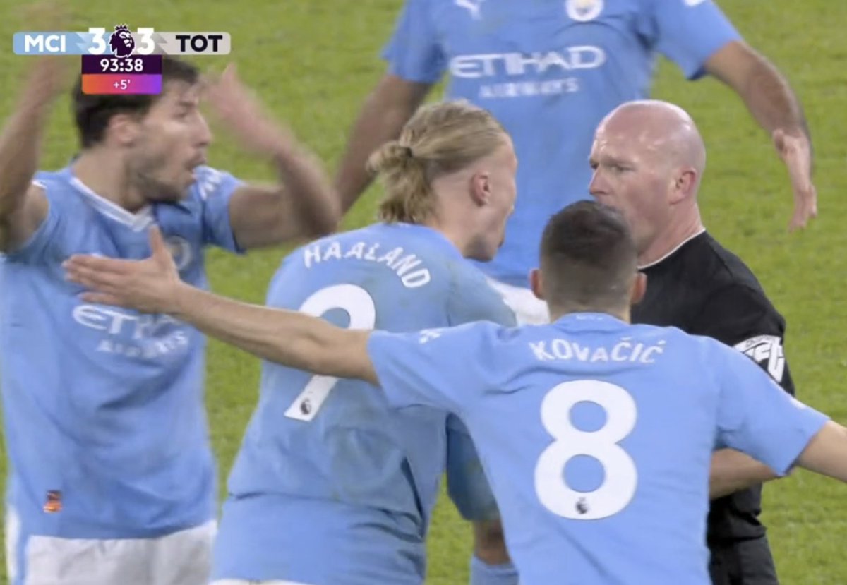 Footballtweet's tweet photo. I can't make any sense of what the referee has just done. https://t.co/SVj2xOv7BF