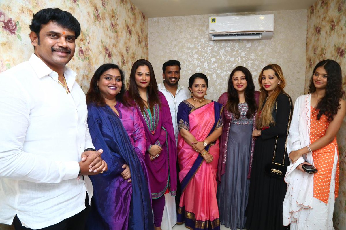saraswathi1717's tweet photo. ಬೆಂಗಳೂರಿನ ನಾಗರಬಾವಿಯಲ್ಲಿ 'ಸ್ಟುಡಿಯೋ 360 ' ಸೌಂದರ್ಯ ಚಿಕಿತ್ಸಾ ಘಟಕವನ್ನು  ಖ್ಯಾತ ನಟಿ ಪ್ರಿಯಾಂಕ ಉಪೇಂದ್ರ ಹಾಗೂ ಚಿತ್ರ ನಿರ್ಮಾಪಕಿ ಶಿಲ್ಪಾ ಗಣೇಶ್ ಉದ್ಘಾಟಿಸಿದರು .ತಾರಾ ಜಗದೀಶ್ ಅತ್ಯಾಧುನಿಕ ಶೈಲಿಯ  ಈ ಸ್ಟುಡಿಯೋ ನಿರ್ಮಿಸಿದ್ದು ,  ಚಿತ್ರರಂಗದ ಹಲವು ಗಣ್ಯರು ಆಗಮಿಸಿ ಶುಭ ಕೋರಿದರು.
#Studio360 @priyankauppi #Shilpaganesh https://t.co/bC8gvyFgpS