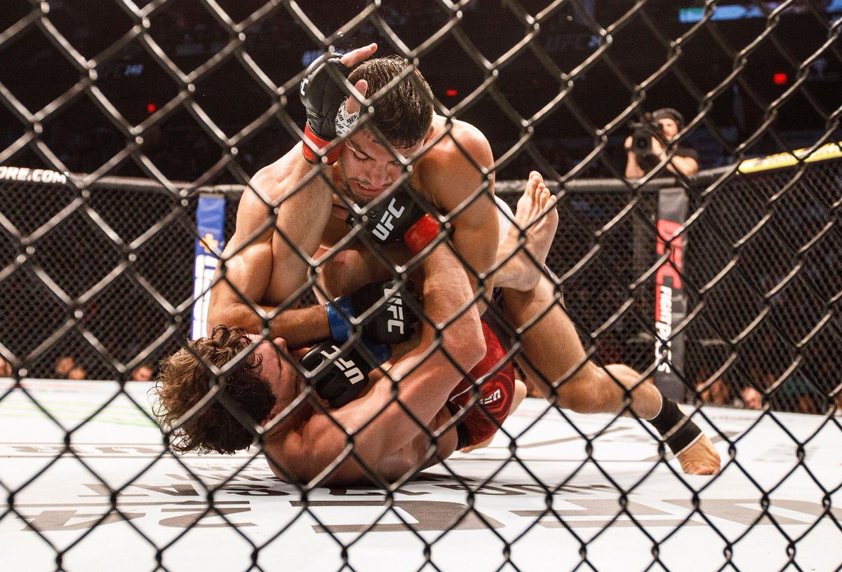 Alkuviikon #Ylilyönti-agendaa: Arman Tsarukyan iski vakuuttavan käyntikortin tiskiin tittelihaastajien ruuhkassa, komeita voittoja riittää puitavaksi muutenkin niin kehissä kuin häkeissäin. Kysyttävää, puheenaiheita? #UFCfi #FinnMMA <a href="/JaakkoDahlbacka/">Jaakko Dahlbacka</a>