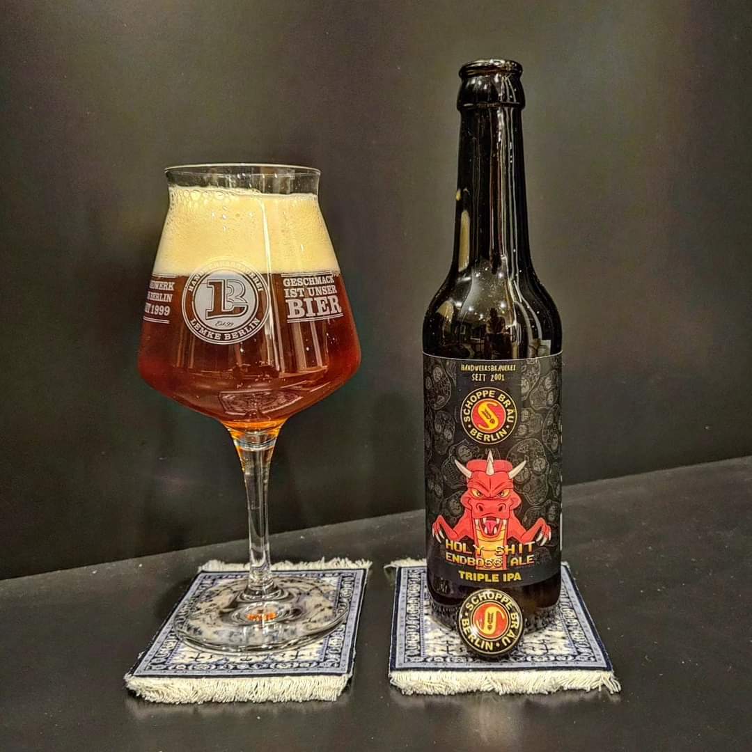 Schoppe Bräu – Holy Shit Endboss Ale – Triple IPA [2020 – 3 Jahre alt] (****) 12,0%

#beeronthecarpet

#schoppe #schoppebräu #schoppebräuberlin #schoppymän #holyshit #endboss #endbossale #tripleipa #tripleindiapaleale #ipa #indiapaleale