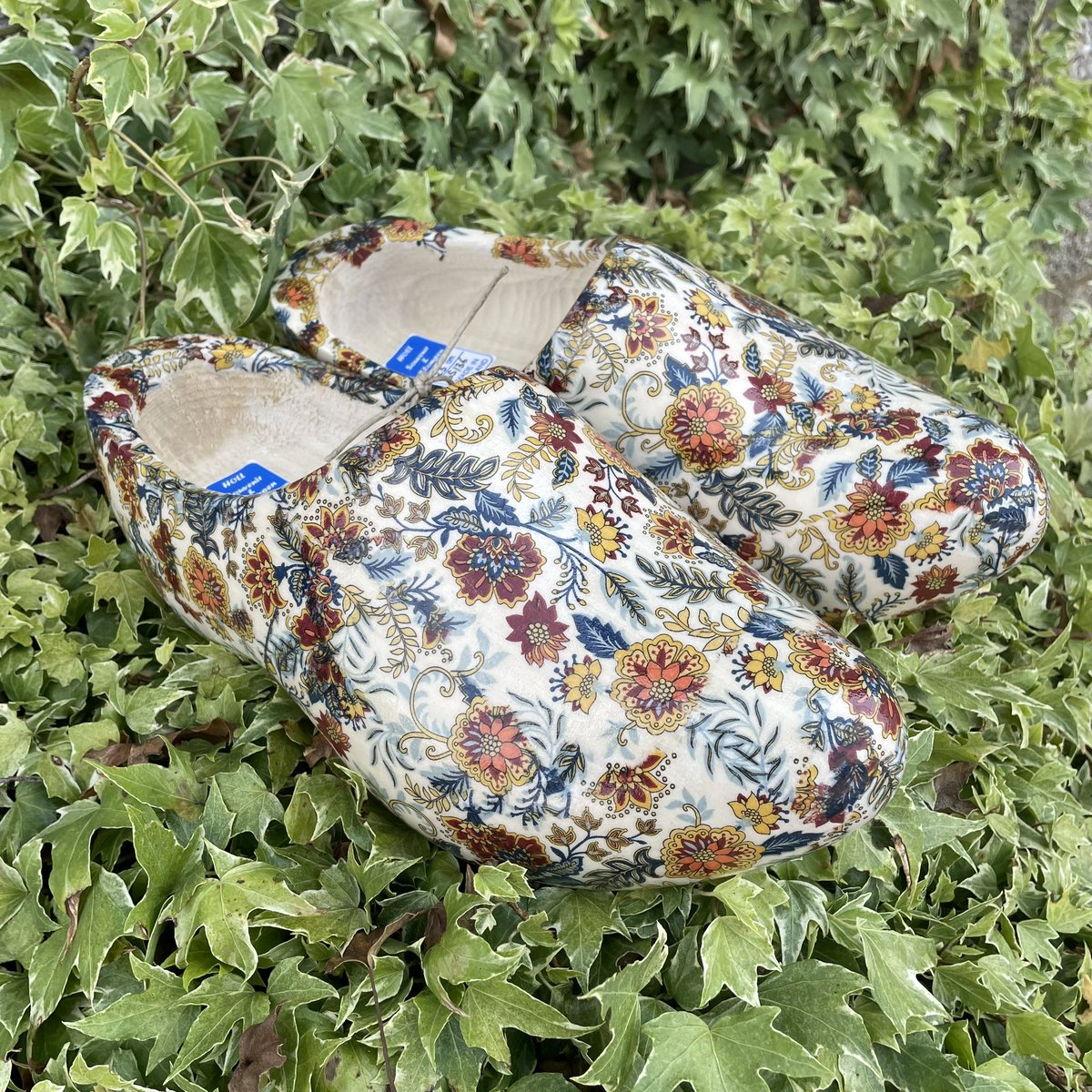 🌼 N I E U W 🌼

We hebben weer een prachtige nieuwe decoratie voor onze houten draagklompen:

M U L T I - C O L O R  B L O E M

Bestel ze online: 
happyclogs.nl/a-85030784/klo…

Of kom langs in onze klompenwinkel in Nijnsel.
Elke werkdag open van 8.30 uur tm 17.00 uur.
 
See Y🌼