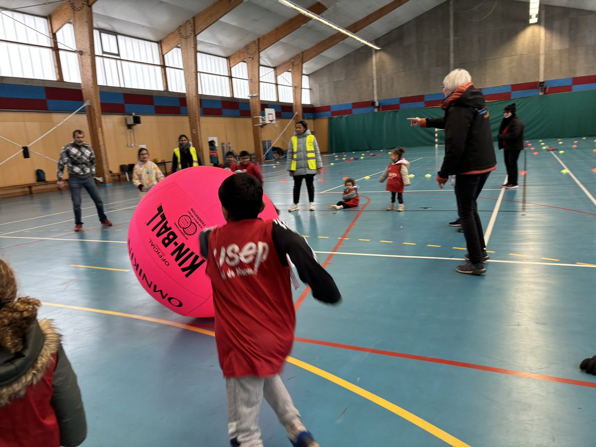 usep_94's tweet image. 2e édition des Jeux d’U7EP Familles. Malgré le froid, la neige, plus de 200 participants venus de  @Villeneuve94190 @Villecresnes et Valenton.   Au programme : Kin, curling, tir laser, débat, rando et pour finir… un bal. Bravo à toutes et tous @usepnationale @AcCreteil @cdos94