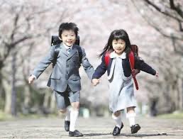BayraktarOr's tweet photo. Japonları güven duyulan, ahlaklı insanlar olarak biliriz. Toplumumuzda giderek büyüyen ahlaki erozyonu belki onlardan ilham alarak bir parça olsun giderebiliriz.

Bizde “Din Kültürü ve Ahlak Bilgisi” dersi var ve belli ki hiç işe yaramıyor. Toplum giderek daha da yozlaşıyor. 3 dinin hakim olduğu, türlü inançların iç içe yaşadığı Japonya’da ise dinlere atıf yapılmadan evrensel bir  “Ahlak ve Değerler Eğitimi” veriliyor. Çünkü ahlakın dini yok,sadece iyi ya da kötü pratiği var. 

Japonya’da ilkokullarda “Ahlak ve Değerler Eğitimi” 6 yıl boyunca 209 saat,ortaokullarda 3 yıl boyunca 105 saat veriliyor. Ama bu eğitim sadece bir dersle sınırlı değil, bütün eğitim sürecine yayılıyor. Bazı eyaletlerde liselerde de zorunlu ders. Dört teması var: 

Bireyin kendisiyle,çevresiyle,bireyin kutsal değerlerle,toplumla ilişkisi. Bazı vurgular:

🉐Sağlığına dikkat et
🉐Verdiğin sözü tut 
🉐Yalan söyleme
🉐Yaşama sevincini canlı tut 
🉐Ülkeni sev
🉐Hukukun üstünlüğüne inan 
🉐Adalete önem ver 
🉐İnsanları sev 
🉐Karşı cinsi anlamaya çalış
🉐Çalışmanın,alın terinin değerini anla
🉐Tembel olma 
🉐Bencil olma 
🉐Herkese, her zaman saygılı ol
🉐Aile büyüklerini sev, onlara saygılı ol 
🉐Kendi kültürüne saygı duy 
🉐Diğer kültürleri anlamaya çalış 
🉐Doğayı,hayvanları, bitkileri sev 
🉐İyi ve kötü arasında seçim yap 
🉐Hatalarından ders çıkar 
🉐Arkadaşlığa değer ver 
🉐Ayrımcı ve önyargılı olma 
🉐Paylaşımcı ol
🉐Düzenli ve temiz ol 
🉐Ortak eşyaları dikkatle kullan
🉐Okulun iyi bir mekan olmasını sağla
🉐Yaşadığın yeri geliştir
🉐Ülkenin kalkınmasına yardımcı ol
🉐Toplumun ilerlemesine çalış
🉐Karamsar olma 
🉐Yılgınlığa kapılma
🉐Yeni hedeflere yürü 
🉐Her zaman gerçeği ara 
🉐Anlayışlı ol 
🉐Farklılıklara hoşgörülü ol 
🉐Gelişime açık ol 
🉐Dolu ve anlamlı bir hayat sür

İyi ve mutlu bir toplum için iyi ahlaklı insanlar gerekiyor. Fakat bunun yolu din bilgisinden değil, evrensel etik ve ahlak eğitiminden geçiyor. 

“Bir millet zenginliğiyle değil, ahlak değeriyle ölçülür. Bir milletin ahlak değeri o milletin yükselmesini sağlar.” 
Mustafa Kemal Atatürk