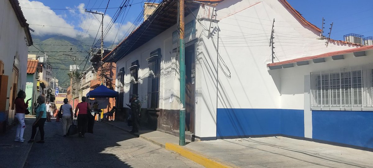 La biblioteca pública Misia Ana de Infanta, ubicada en la Zona Colonial de Petare, municipio Sucre del estado Miranda, registra baja afluencia de personas a las 2:00 pm de este #3Dic. Una de las funcionarias que resguarda el centro aseguró que la jornada ha estado "relajada". Vía