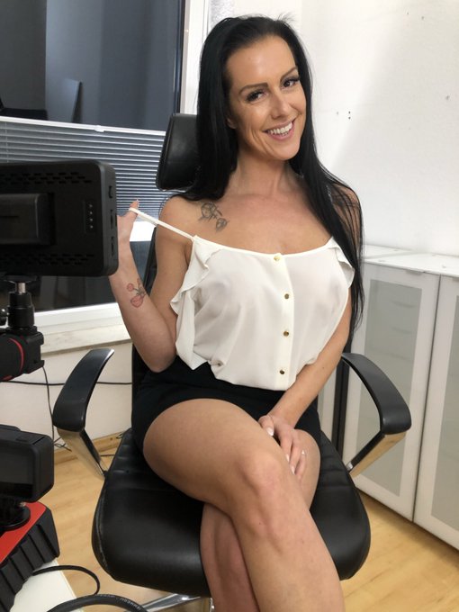 &hellip;, I&rsquo;ve got a new office  @Apple or @Windows ??? 🔵🔵🔵🔵🔵🔵🔵🔵🔵🔵 #Apple #windows #HappyJinDay #sunsayvibes<a class="tags" target="_blank" title="On Twitter" href="/?out=eyJ0eXAiOiJKV1QiLCJhbGciOiJIUzUxMiJ9.eyJpYXQiOjE3MjA3NDk0NTAsImlzcyI6InR3cG9ybnN0YXJzLmNvbSIsIm5iZiI6MTcyMDc0OTQ1MCwiZXhwIjoxNzUyMjg1NDUwLCJyZWRpcmVjdF91cmwiOiJodHRwczovL3R3aXR0ZXIuY29tL0FwcGxlIn0.tWpExUEx4v-Vy-NWY9YfEELdC2xCj6h59Yb7mfnlLPmEEptHeKntFBBPpjEXbtLzxxQ78ha1FcOb_jZeUo776w">@Apple</a><a class="tags" target="_blank" title="On Twitter" href="/?out=eyJ0eXAiOiJKV1QiLCJhbGciOiJIUzUxMiJ9.eyJpYXQiOjE3MjA3NDk0NTAsImlzcyI6InR3cG9ybnN0YXJzLmNvbSIsIm5iZiI6MTcyMDc0OTQ1MCwiZXhwIjoxNzUyMjg1NDUwLCJyZWRpcmVjdF91cmwiOiJodHRwczovL3R3aXR0ZXIuY29tL1dpbmRvd3MifQ.UYKA_y5tS40cotVuNhwBf359_6siMuv8y3W3AeJVlX8FYFf_Bt-Q3708Wq0S8pY9d5yU7vUe1fXB0Oq5Ov5XKw">@Windows</a><a href="/tag/apple"class="tags"><span>#apple</span></a><a href="/tag/windows"class="tags"><span>#windows</span></a><a href="/tag/happyjinday"class="tags"><span>#happyjinday</span></a><a href="/tag/sunsayvibes"class="tags"><span>#sunsayvibes</span></a>