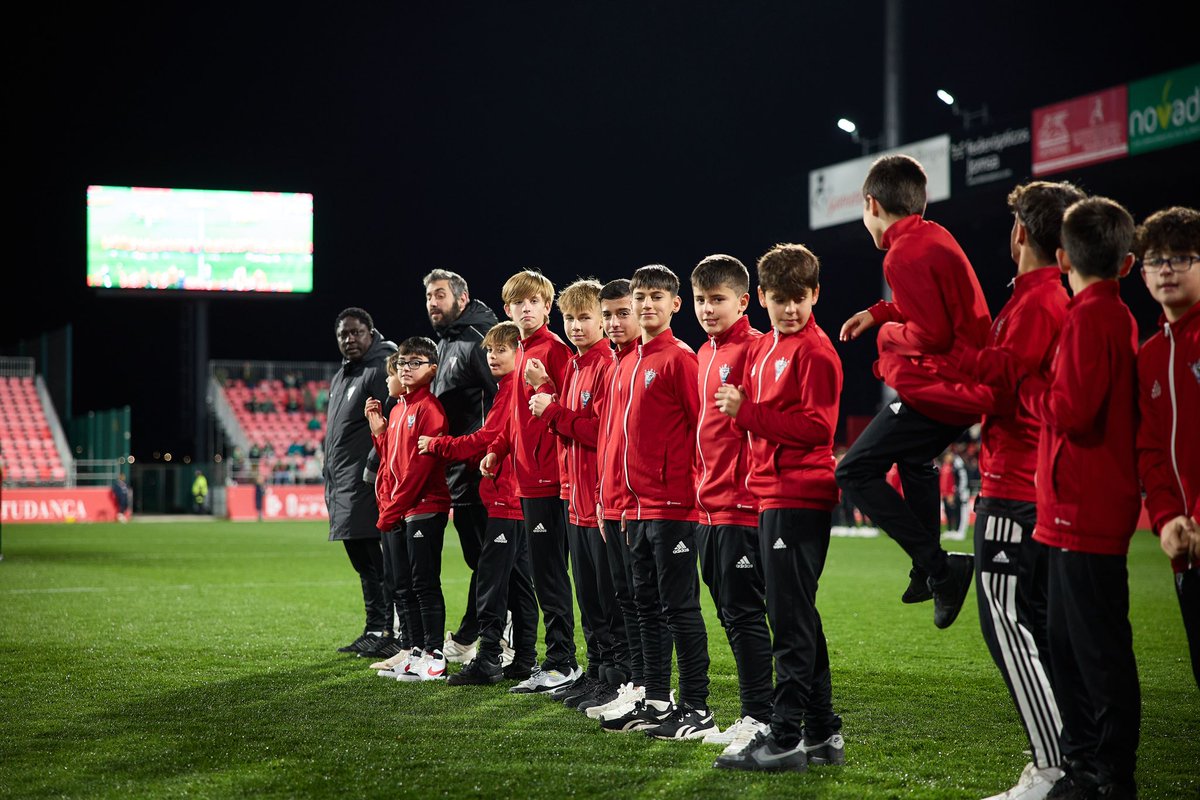 CDMirandes's tweet photo. ¡Nuestro fútbol base al completo, hoy sobre el césped de #Anduva!

😍❤️🖤 #CDMPromesas https://t.co/Va5pl6B8Ic