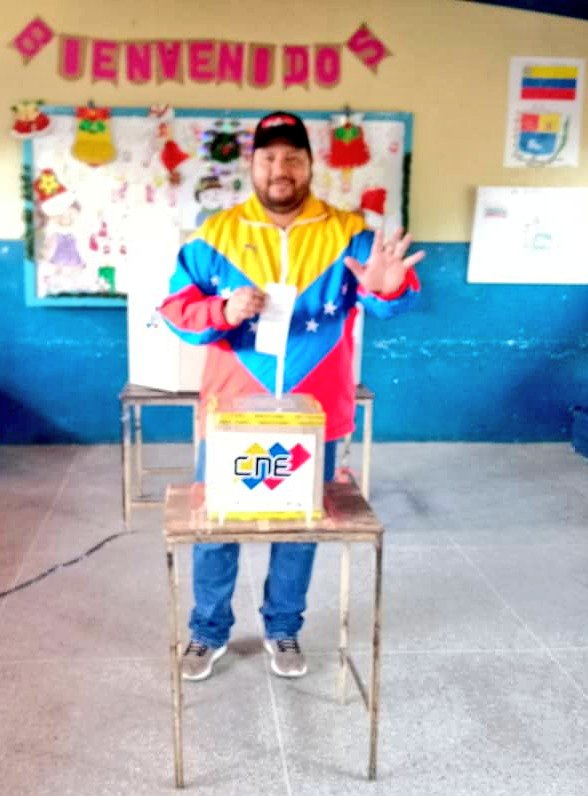 “No cabe la menor duda de que #VenezuelaDiceSí y aquí estamos escribiendo este capítulo de la Historia Sagrada del Gran Bravo Pueblo, con amor a la identidad nacional para la gloria de nuestra estirpe libertaria. Ven, Vota 5 Veces Sí” <a href="/WBenavides_MRT/">Williams Benavides</a> Sec. Gral. Nal
<a href="/NicolasMaduro/">Nicolás Maduro</a>