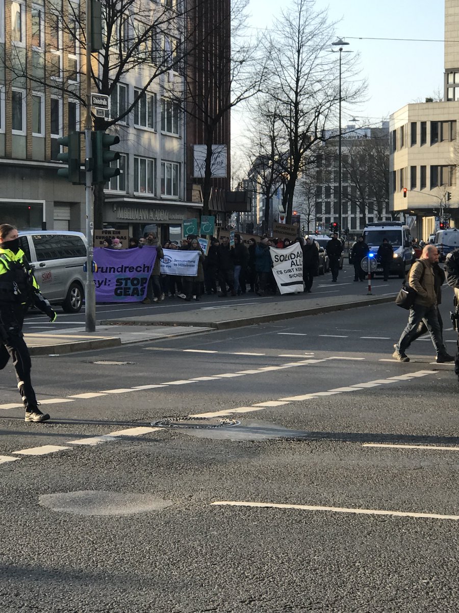 LoveGuerillero's tweet photo. 🖤❤️ Gestern ebenfalls in #dus0212 Demo gegen #GEAS und der menschenfeindlichen Asylpolitik und Gesetzgebung der EU, Deutschlands. Ein sehr wichtiges Anliegen was viel Aufmerksamkeit benötigt, viel mehr. Danke an alle die bei der Demo dabei waren #dankeantifa🧡🖤✊🏽❤️ https://t.co/tm34BBjtWS