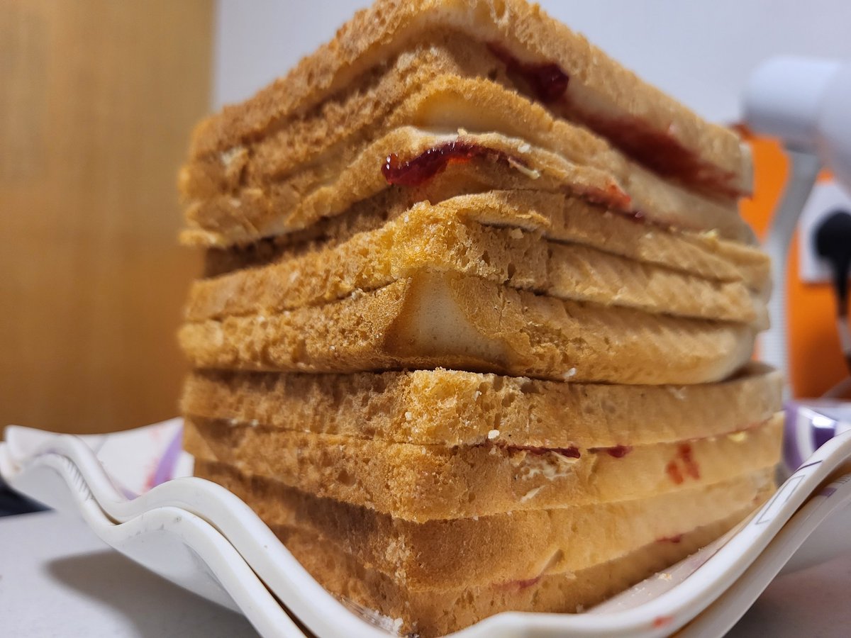 heizalicious's tweet image. When all your bread is boutta expire so you gotta #StackEmHigh #SandwichSunday