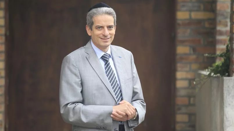 ravgab's tweet photo. Je tiens à féliciter mon ami @MocheLewin qui vient d’être élevé aujourd’hui au titre de Grand-Rabbin. Mon état de santé ne m’a pas permis d’honorer son invitation. C’est probablement l’un de mes plus grands regrets. Le Grand-Rabbin Lewin est un homme d’exception à la tête de sa communauté du #Raincy . Aumônier général de la Gendarmerie et de la Police. Aumônier des aéroports de Roissy et Orly. Moché Lewin n’a de cesse de bâtir et d’entretenir des liens avec les communautés musulmanes et chrétiennes. Il fait rayonner un Judaïsme traditionnel, ouvert et éclairé.