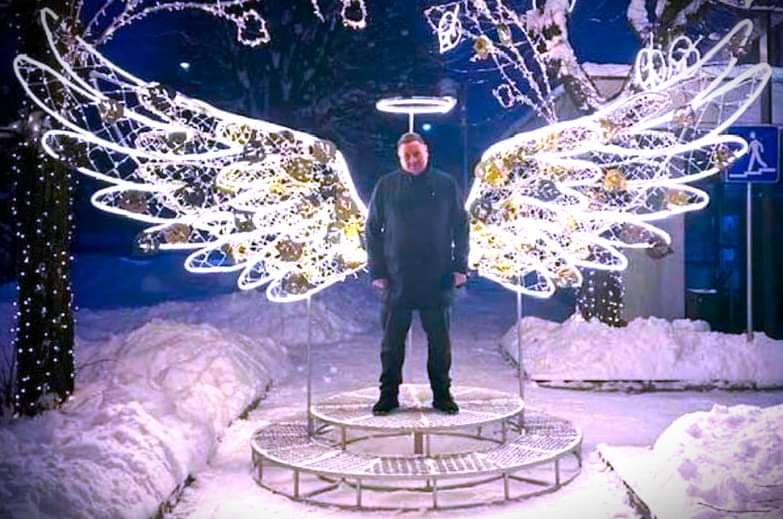 LEĢENDA IR DZIMUSI

Egils Helmanis - eņģelis - nolaidies Ogrē, lai cilvēkiem nestu labu prātu, mieru un cerību.

Atceros laiku, kad viena no šī eņģeļa misijām bija zvanīšana pēc morālā terora un apjautāšanās par emocionālo pašsajūtu

Paturu prātā, ka Dievam patīk visi kukainīši.