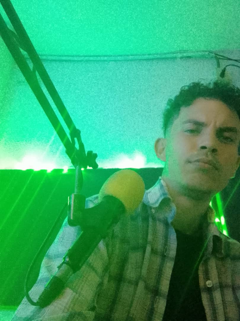 ECayayo's tweet photo. Fue mágico volver a la radio. Terapia pura y libertad creativa. Abrazo con cariño volver a lo que siempre me abre la mente. 

Como dicen por ahí en una de las emisoras del este

"Nada que ver con nada, todo que ver con todo"
. https://t.co/8P90B1xZJz