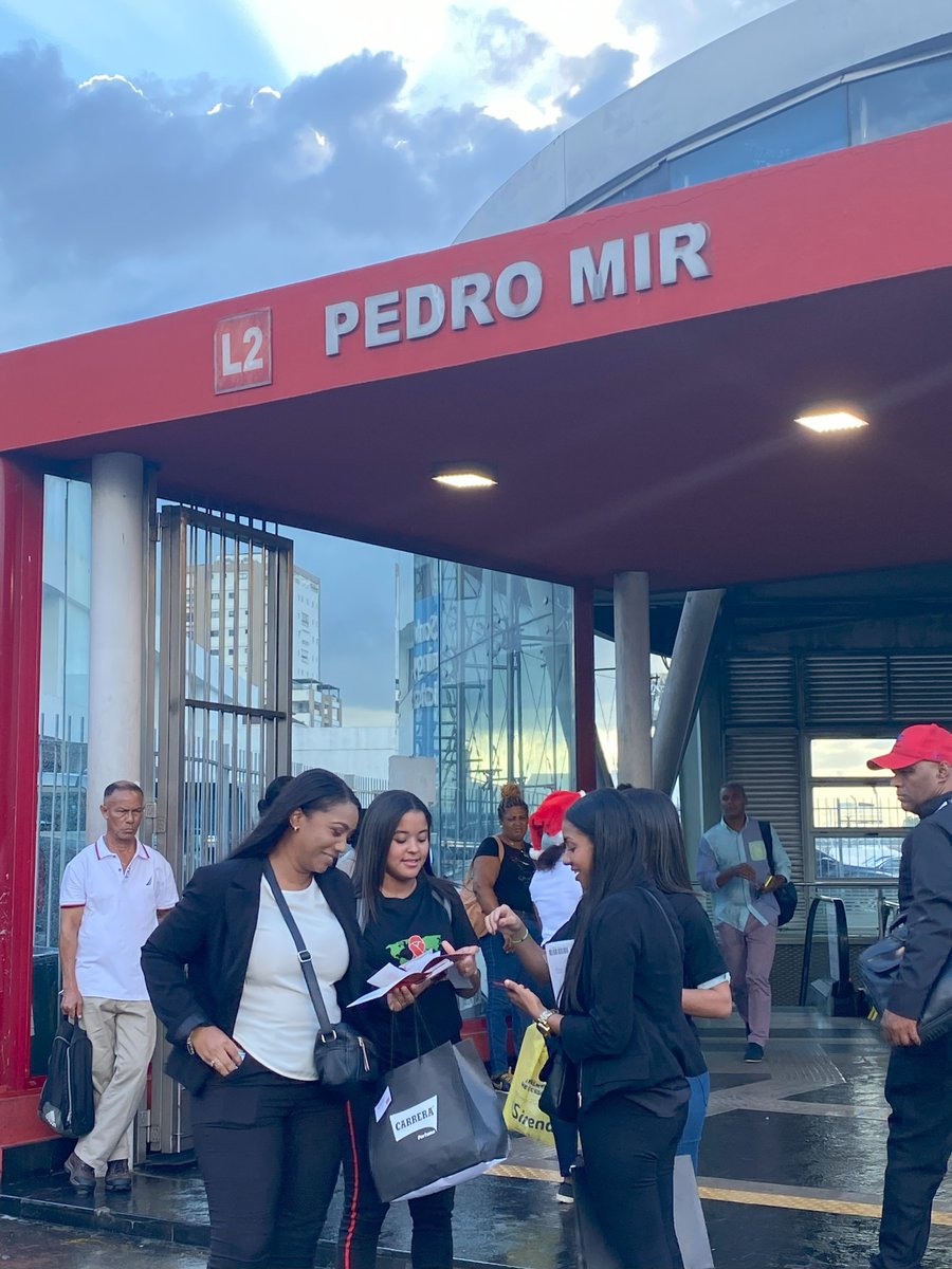 ahfrepdom's tweet photo. Como parte de nuestros esfuerzos, #AHF dispensó más de 20,000 condones🎈🎈🎈 gratuitos, reafirmando nuestro compromiso con la prevención activa del VIH con el objetivo de prevenir y controlar la propagación de VIH a nivel nacional.🇩🇴
#AHFRepDom
#DíaMundialdelSida
#1deDiciembre https://t.co/Fymd2SBFDY