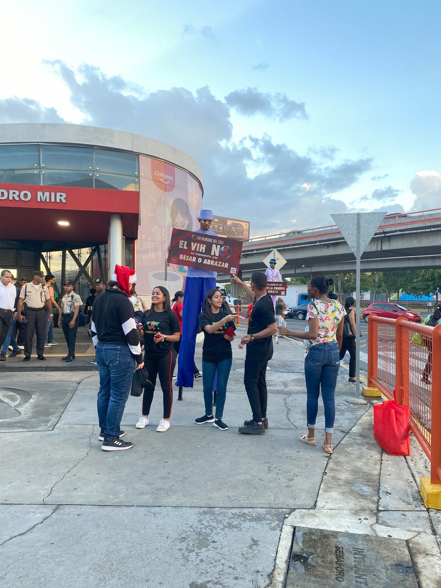 ahfrepdom's tweet photo. Como parte de nuestros esfuerzos, #AHF dispensó más de 20,000 condones🎈🎈🎈 gratuitos, reafirmando nuestro compromiso con la prevención activa del VIH con el objetivo de prevenir y controlar la propagación de VIH a nivel nacional.🇩🇴
#AHFRepDom
#DíaMundialdelSida
#1deDiciembre https://t.co/Fymd2SBFDY