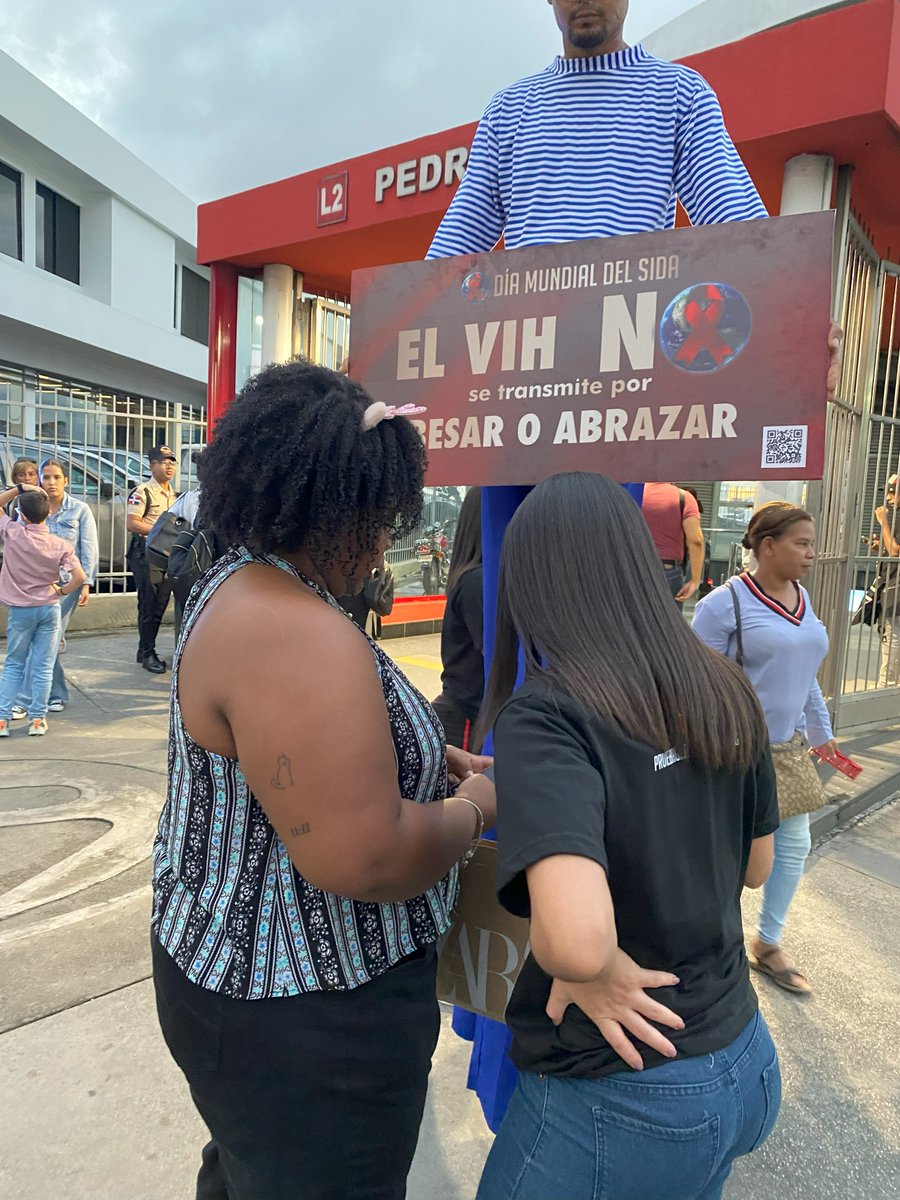 ahfrepdom's tweet photo. Como parte de nuestros esfuerzos, #AHF dispensó más de 20,000 condones🎈🎈🎈 gratuitos, reafirmando nuestro compromiso con la prevención activa del VIH con el objetivo de prevenir y controlar la propagación de VIH a nivel nacional.🇩🇴
#AHFRepDom
#DíaMundialdelSida
#1deDiciembre https://t.co/Fymd2SBFDY