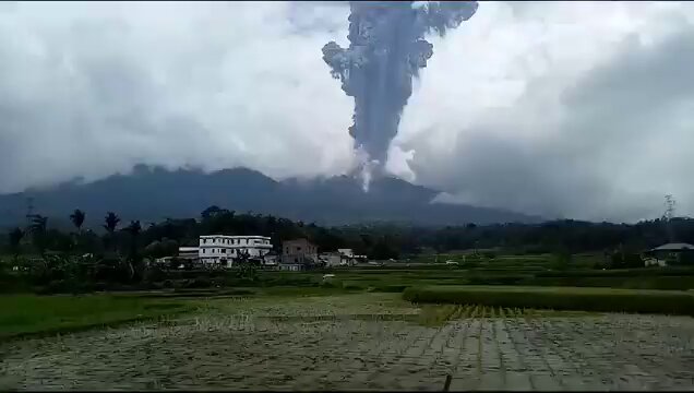aktualitefr's tweet photo. Nouvelle éruption du mont Merapi en Indonésie, volcan le plus actif du pays. Situé sur l'île de Java près de Yogyakarta, il connaît des grandes éruptions tous les sept ans et des petites tous les deux ans. #Indonésie #volcanMerapi https://t.co/zJo9JBKogx