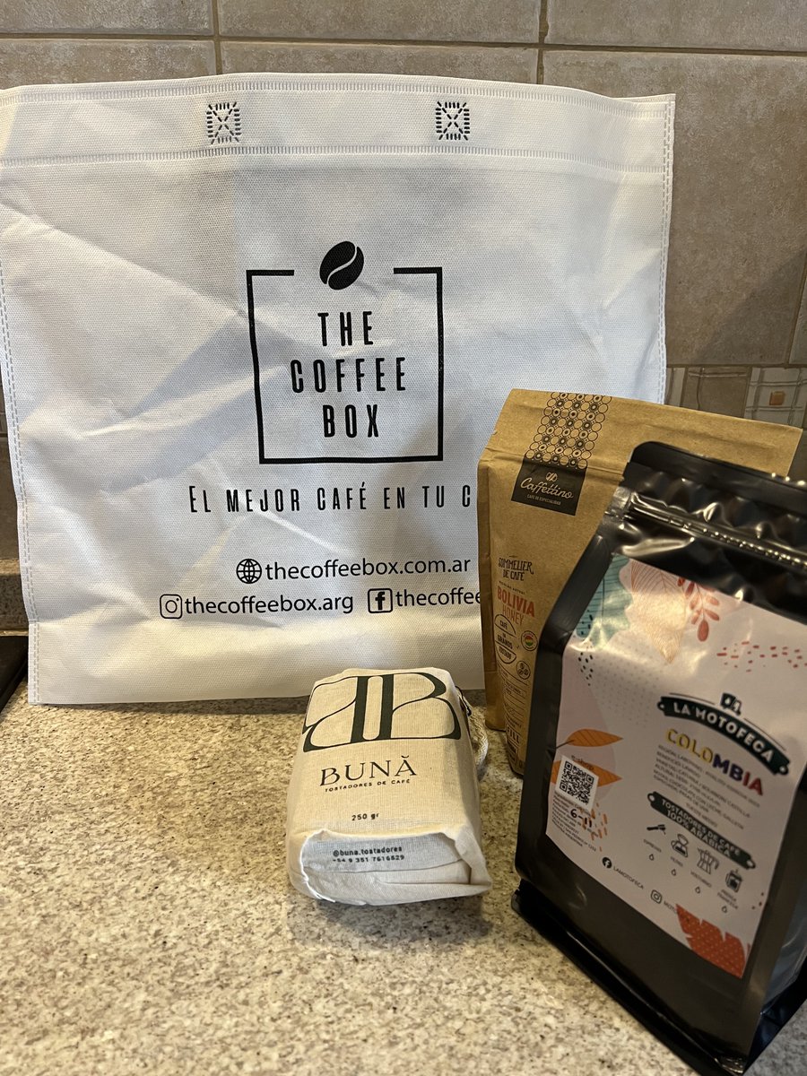 Creo que muchos de acá ya los conocen pero nunca está de mas hablar de este emprendimiento argentino de suscripción de café, The Coffee Box, todos los meses te llega a tu casa café en granos o molido, según como lo pidas, de diferentes proveedores, son todos ricos.