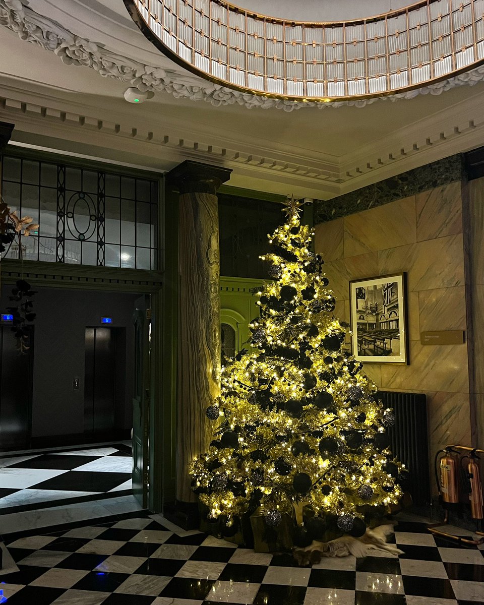 Festive evenings in #Manchester. It may be cold and snowy outside but we are ready to welcome you into the warmth when checking in with us next week. To explore our hotel, click the link in our bio.