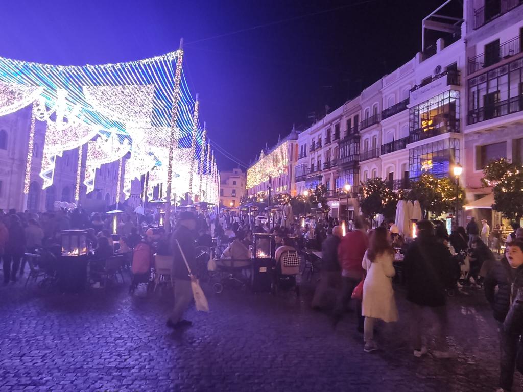 joseguaHerrera's tweet photo. Más de la mitad de la Pza. de San Francisco ocupada por veladores. @Ayto_Sevilla @AdepaSevillaHca https://t.co/vopzvhhkCv