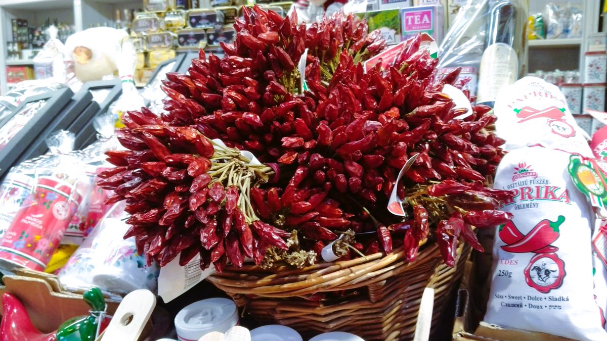 DaniElefantman's tweet image. Me encanta como presentan los pimientos, producto típico del pais. Tienen unas 40 variedades. #paprika #pimenton #guindilla #pimientos #fotografia