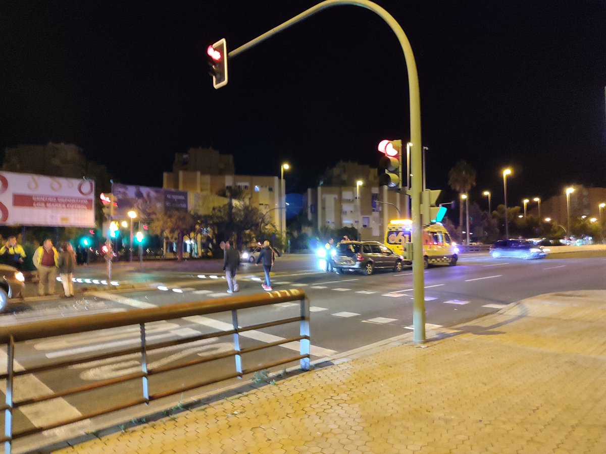 RondaSalvaje's tweet photo. Accidente nuestro de cada día en Ronda URBANA Norte. Llevamos años denunciando el incumplimiento generalizado de limitación de velocidad @Ayto_Sevilla.

La dejadez es insultante @jlsanzalcalde @jdelarosa100. En el paso de peatones no funcionan ya más de la mitad de las luces. https://t.co/TExDkMVYGW