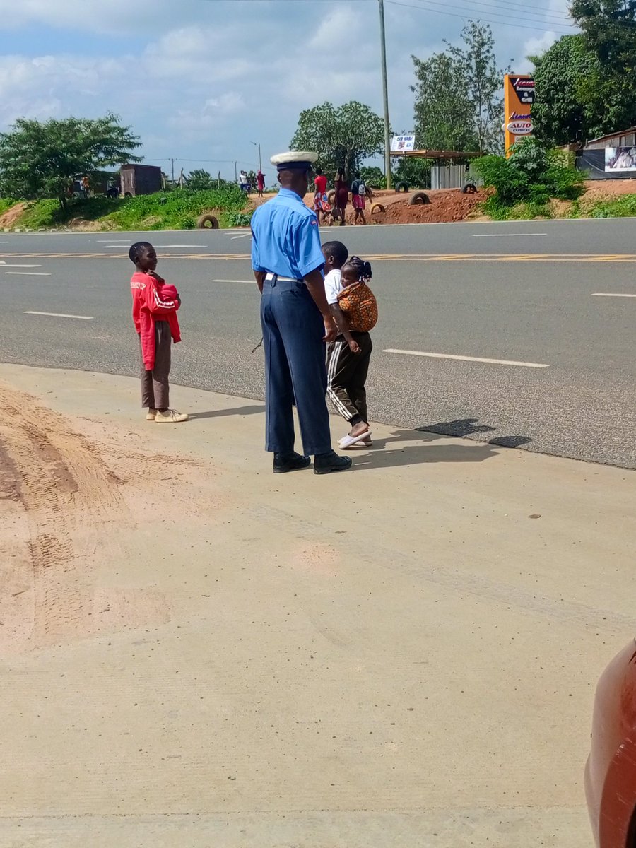 Copskenya's tweet photo. I know it won't trend because he is not taking bribe, amepea awa watoi fare to town, pale kitui. Ofisa Galgalo big up sir. 

~Via @Jaykiluu

#CopsKenya 

Andrew Kibe #MCITOTً  Likoni ferry Samidoh Pauline https://t.co/tXZhvVHzuy