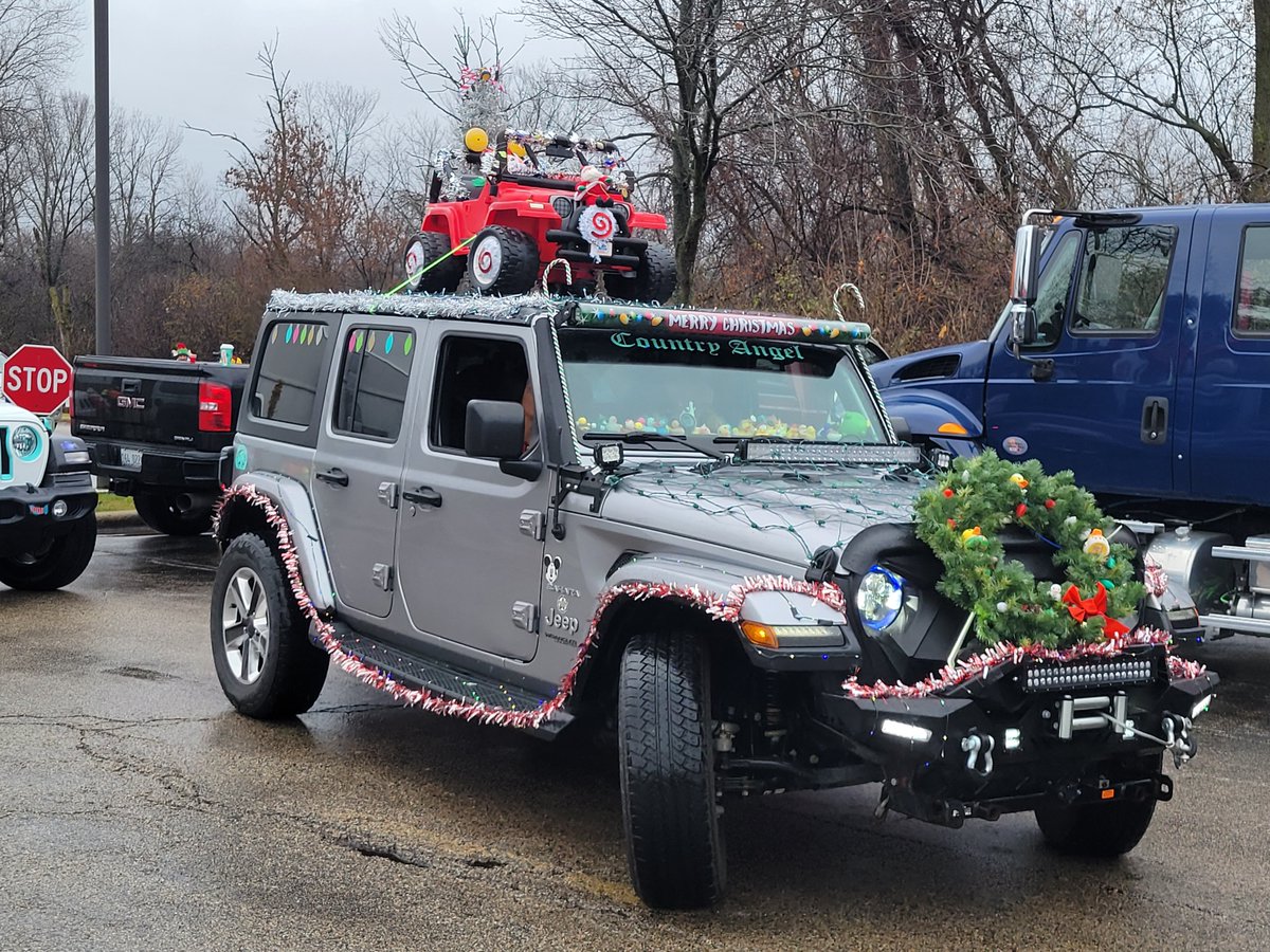 ZambranoABC7's tweet photo. #JeepsontheRun sprinkling kindness and holiday cheer at their 11th annual #ToysforTots - benefiting families in Lake and McHenry County. https://t.co/NLnjZbECzX