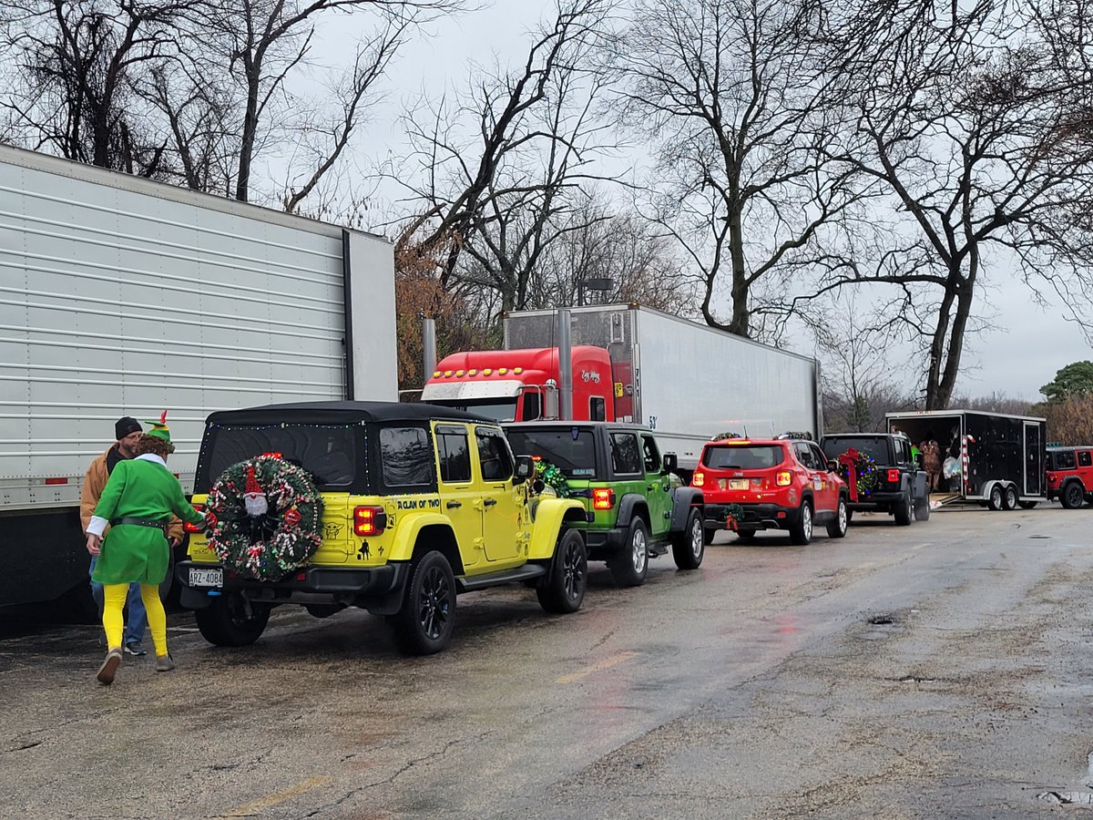 ZambranoABC7's tweet photo. #JeepsontheRun sprinkling kindness and holiday cheer at their 11th annual #ToysforTots - benefiting families in Lake and McHenry County. https://t.co/NLnjZbECzX