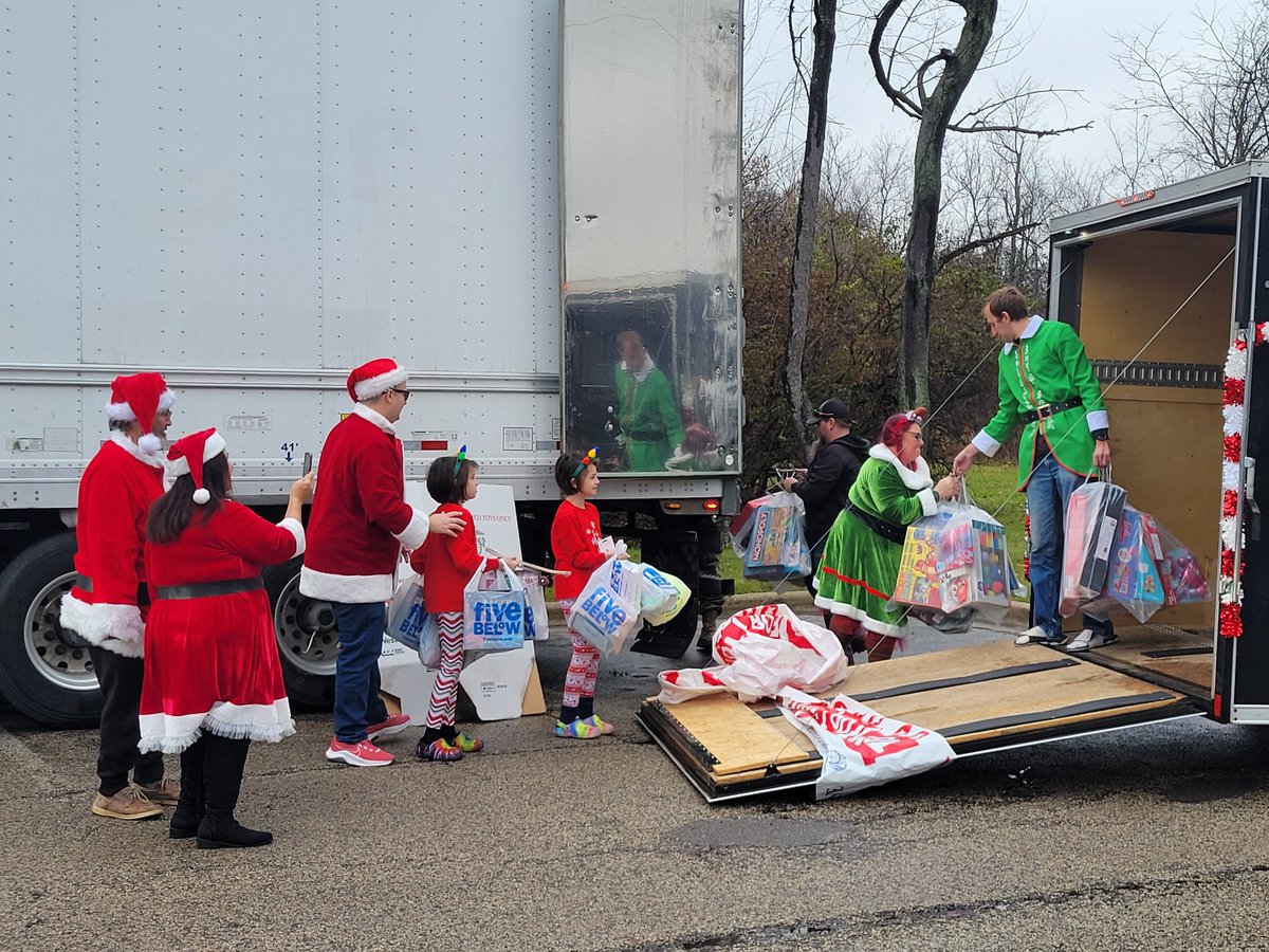 ZambranoABC7's tweet photo. #JeepsontheRun sprinkling kindness and holiday cheer at their 11th annual #ToysforTots - benefiting families in Lake and McHenry County. https://t.co/NLnjZbECzX