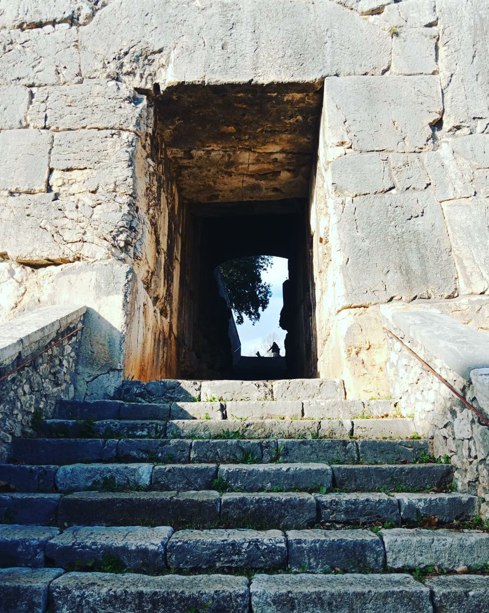 MrFox_86's tweet photo. Ho provato a cercare un Ciclope per due chiacchiere ma non l'ho trovato 👀 in compenso la città è una chicca ❤️
#Alatri #Ciclopi #Art #Nice #Ciociaria https://t.co/Dp15tFWohd