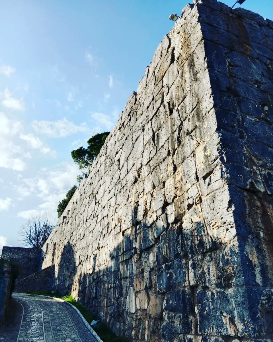 MrFox_86's tweet photo. Ho provato a cercare un Ciclope per due chiacchiere ma non l'ho trovato 👀 in compenso la città è una chicca ❤️
#Alatri #Ciclopi #Art #Nice #Ciociaria https://t.co/Dp15tFWohd