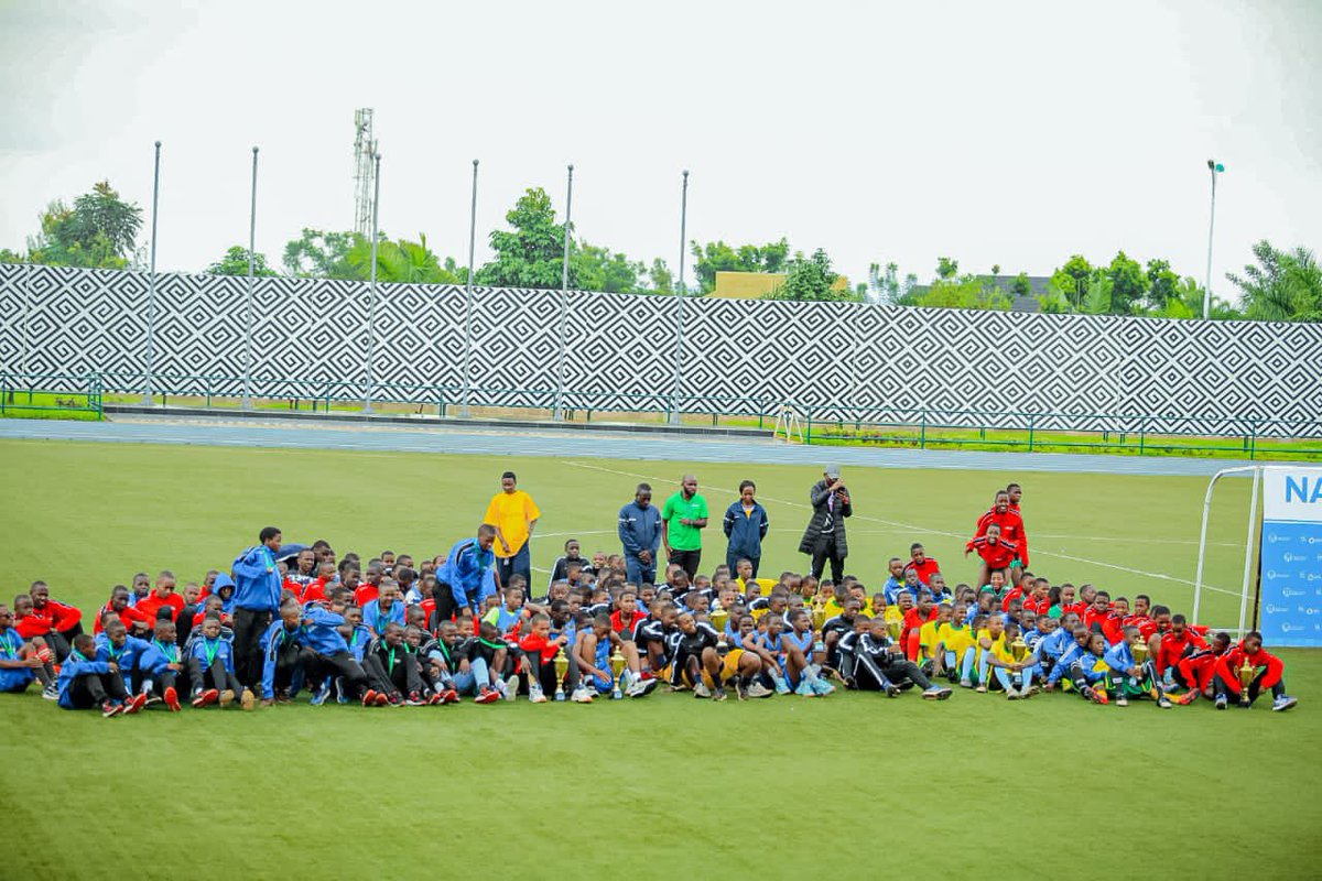 rigogaruth's tweet image. #NationalTalentDay2023

Kuri iki Cyumweru  Stade Huye hasorejwe imikino yo kugaragaza impano z&apos;abakiri bato muri gahunda ya #IsongaProgram, yabaga kunshuro ya mbere.

Kugeza ubu abana  599 (Abahungu 347 ndetse n&apos;abakobwa 252) babarizwa mu marerero 30 ,mu mashuri 17 aherereye mu…