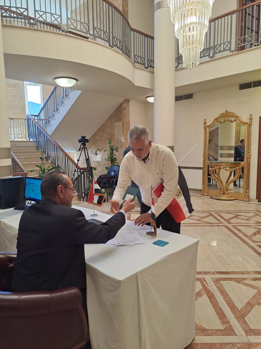 haithamhasan01's tweet photo. في مظهر مبهج للأنظار، يظهر المصريين في قبرص كرموز حقيقيين للمشاركة المدنية والوطنية في اننتخابات بلدهم👏👏🇪🇬
#المصريين_بالخارج_بيعملو_عظمة
#الجالية_المصرية #حكايات https://t.co/LEa6vM3g84