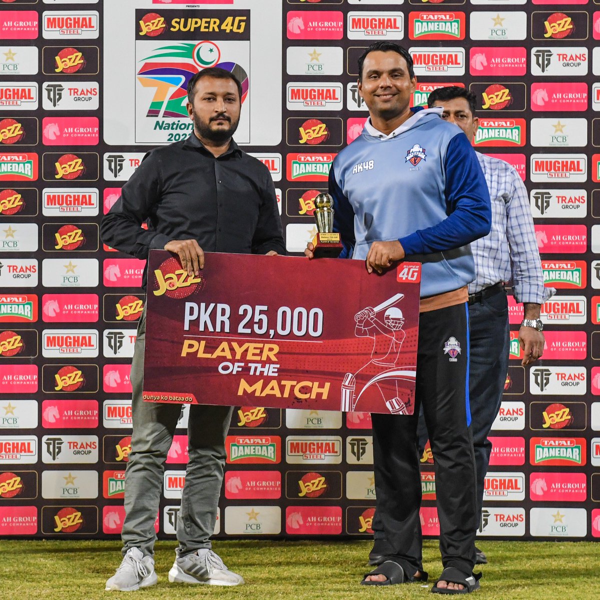 .@_khurrammanzoor is named player of the match for his half-century

#NationalT20 | #LHRWvKHIW | #AajaMaidanMein