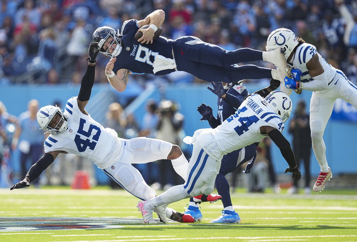 It's not every Sunday you see a photo like THIS come across the server. 😳 What a capture of that @Will_Levis dive by @bobscheer! @Titans lead @Colts, 10-7, in the second quarter. MORE LIVE PHOTOS >> indystar.com/picture-galler… #titans #colts #nfl