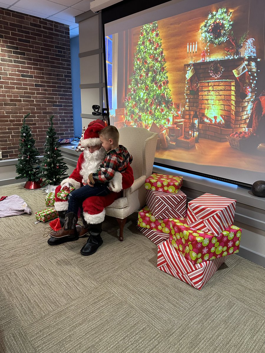 kelleycawthorne's tweet photo. It’s the most wonderful time of the year! 🎄 A fun morning with brunch, Santa, games, and crafts at the KC office! 🎅🏽 #BrunchwithSanta #holidayseason https://t.co/l9Opp8keCL