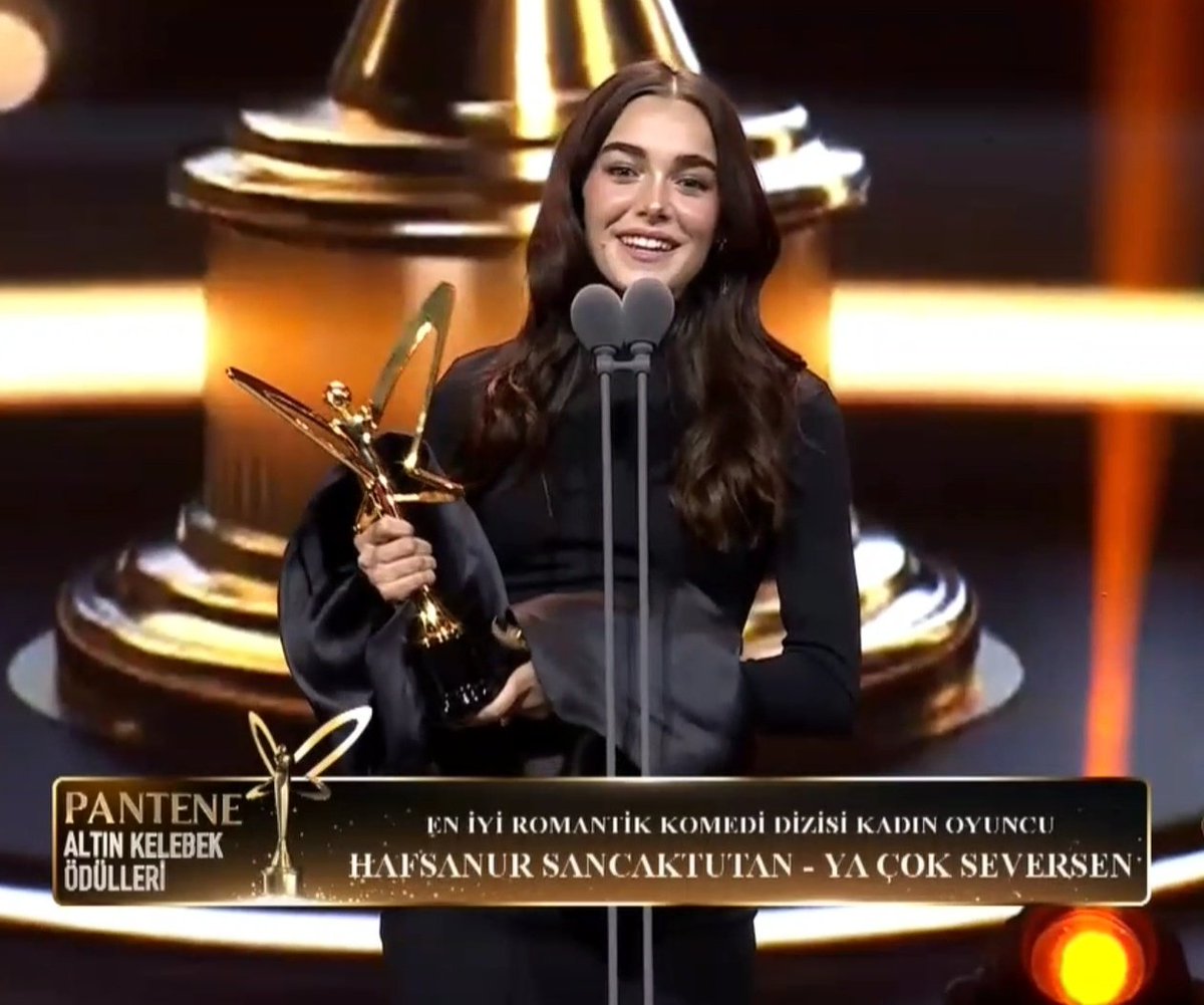 TheBursinEc's tweet photo. Domingo de fiesta🎉✨️👏🏻
Ya Çok Seversen, KeremBürsin y Hafsanur Sancaktutan ganaron los premios a los que fueron nominados en sus respectivas categorías en la 49° entrega de los
#PanteneAltınKelebek 
#KeremBürsin 
#HafsanurSancaktutan 
#YaÇokSeversen https://t.co/vZmzcxMWQW