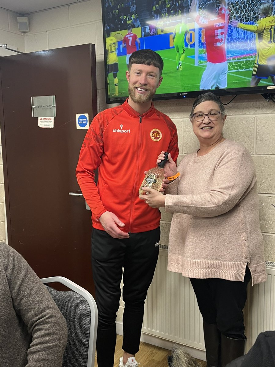 teresabarker's tweet photo. Had a fab weekend at @StenhousemuirFC meeting great blokes and meeting both #nickyjamieson and @MattyAtkin98 thanks for a great day and a great win!!! https://t.co/lfrdTuadhW
