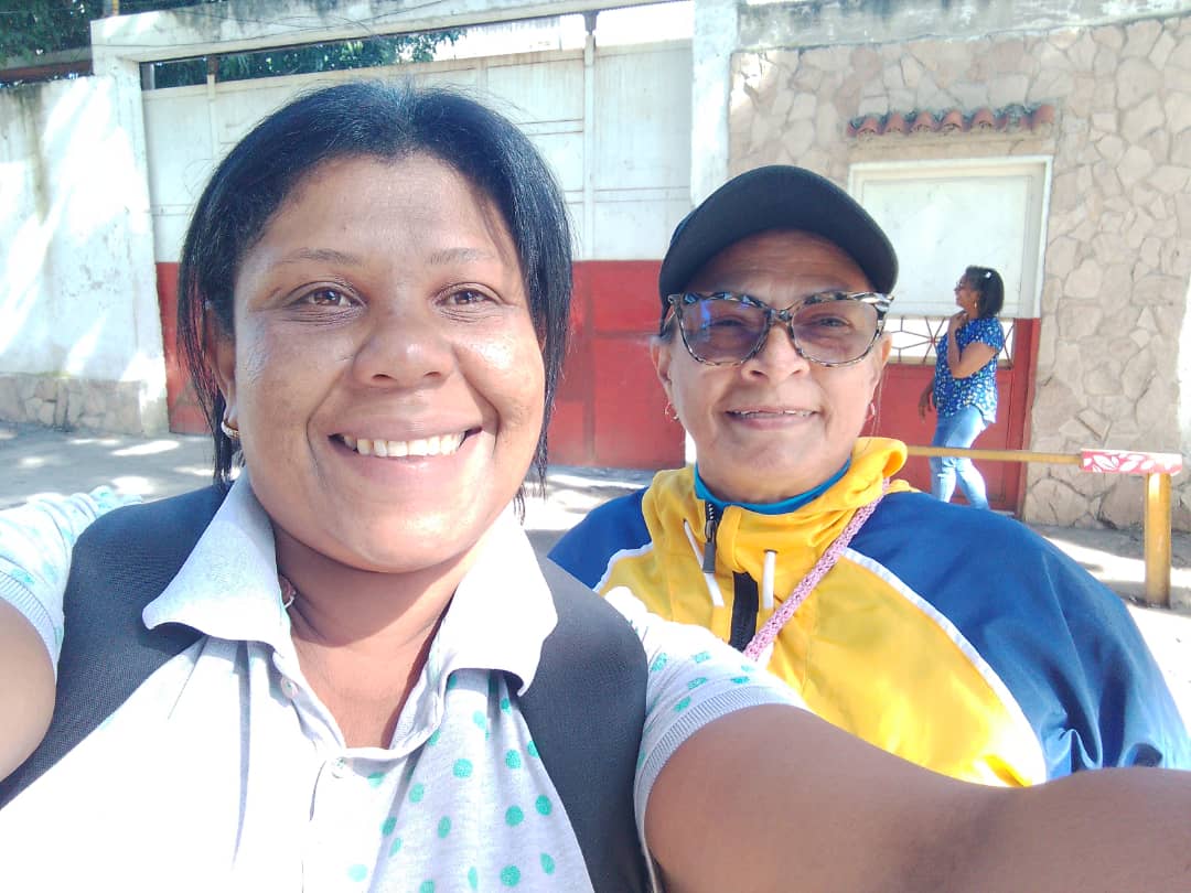 Misioneras y cuadrilleros de la parroquia San Juan de #DttoCapital se movilizaron con mucha alegría a sus centros de votación a decir #5VecesSi 
en defensa de nuestro #Esequibo en el Referéndum Consultivo 
#VenezuelaDiceSi 

<a href="/NicolasMaduro/">Nicolás Maduro</a> 
@Barrio_Tricolor 
<a href="/GRaulparedes/">Gral. Raúl Paredes</a>