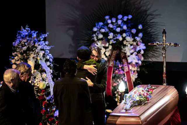 LaEtxebarria's tweet photo. Ayer estuve en la capilla ardiente de Concha Velasco y salí muy triste. 
No solo porque en general ese tipo de situaciones son tristes, muy tristes, sino por la falta de respeto general que se respiraba allí. 
No es solo que abuchearan a la Presidenta de la  Comunidad y al Presidente de la Nación,  no es solo que llegara una actriz y decidiera que ella tenía la potestad de decir quién podía ir a despedirse de Concha y quién no...
No fue solo eso  

Nada más llegar nos encontramos con un ejército de cámaras y con una señora gritando a otra a berrido limpio:
" uy, me encantaría quedarme aquí a ver famosos, pero es que mi marido me ha invitado a cenar".

Yo acudí con una amiga de Manu el hijo de Concha, ella acudía en calidad de amiga de la familia. Nos encontramos con una cola enorme e hicimos la cola durante unos diez minutos. Y  en algún momento alguien le reconoció a ella, luego a mí, nos sacó de la cola, y nos invitó a entrar por otra puerta. 

Y entonces las personas inmediatamente detrás de nosotras empezaron a gritar "¡ que se ha colado señora ,que se ha colado!".

No he pasado más vergüenza en mi vida, no solo por la vergüenza de que todo el mundo nos mirara, sino por la vergüenza ajena de pensar que alguien, en una capilla ardiente, podía montarse semejantes escándalo

 Dentro había una mujer completamente borracha que me reconoció y empezó a soltarme no sé qué tonterías que no entendí, pero de las que deduje que me estaba llamando facha o algo similar. ( Hablaba como mascullando entre dientes).
 Luego me dejó en paz porque creo que llegó Lolita, que le interesaba mucho más.

Muchas de las personas que aparecieron por allí iban solo "a ver famosos" porque parece ser que ahora las capillas ardientes se han convertido en una especie de photocall. 

No todo fue tan esperpéntico, por supuesto. Había personas muy- muy- muy educadas y respetuosas, a las que se veía muy afectadas. 
Y, gracias a Dios, eran la mayoría.

Pero si una actriz famosa arremete contra una Presidenta de la Comunidad en la ocasión menos apropiada para ello, si hay gente que abuchea  a un presidente y luego hay otra gente que abuchea a una presidenta EN UNA CAPILLA ARDIENTE, parece que se abre la veda para que la gente olvide que en ocasiones como ésas hay que mostrar respeto.

 Respeto por la memoria de la persona que se ha ido .
 Pero sobre todo respeto por la memoria de los que quedan , de la familia.

La familia que mantiene el tipo como puede y que desde luego no está en situación de escuchar gritos.

Seguro que hay ocasiones mejores para hacer política y sensacionalismo que no sean una capilla ardiente.