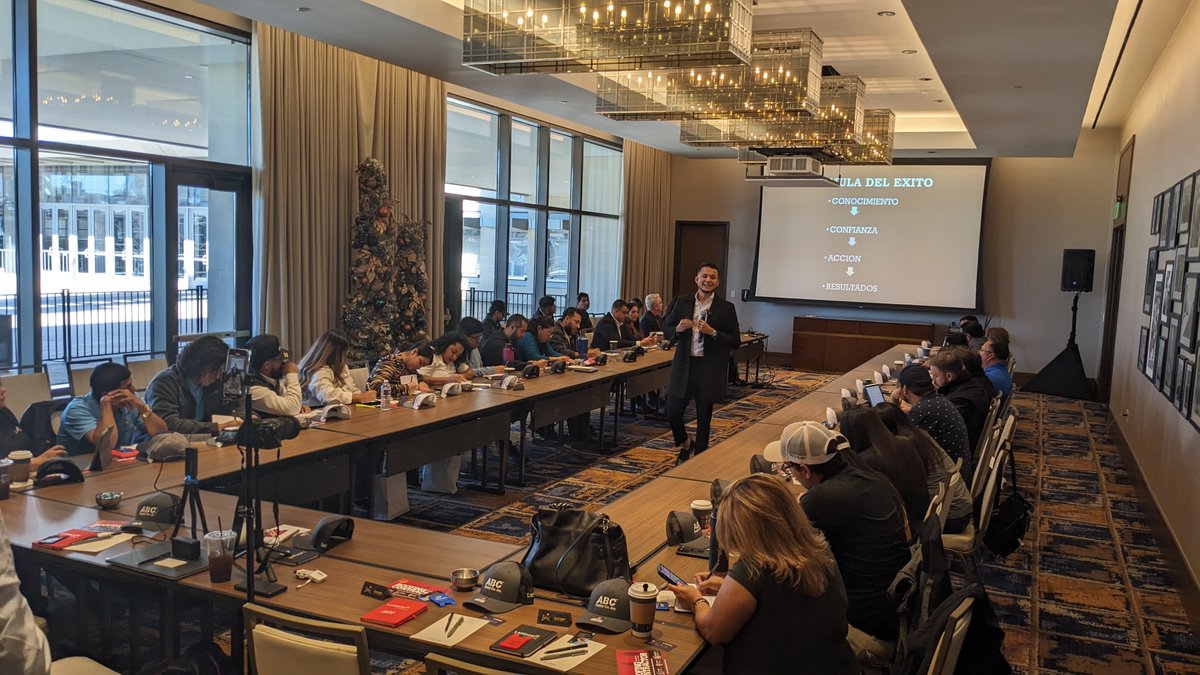 RoofContr's tweet photo. A warm bienvenidos to Latinos en Roofing to the 2023 Best of Success conference! #latinos #roofing #BOSconf https://t.co/Ek5rA9HzeY