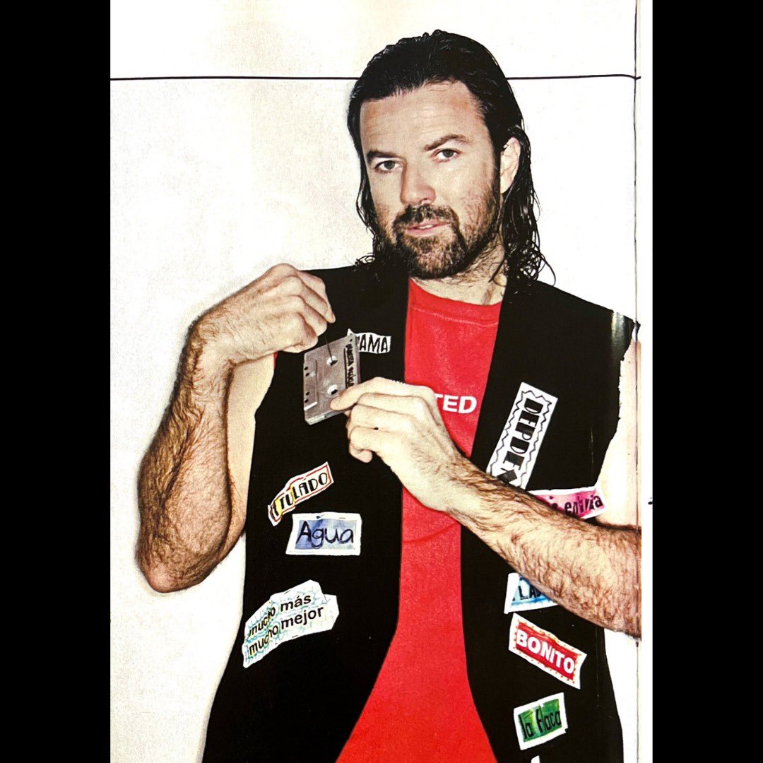 jarabeoficial's tweet photo. #58_LaMaletaDePau
𝗣𝗔𝗨, 𝗘𝗟 𝗧𝗥𝗔𝗡𝗦𝗙𝗢𝗥𝗠𝗜𝗦𝗧𝗔
𝗟𝗮 𝗥𝗲𝘃𝗶𝘀𝘁𝗮 𝟰𝟬 – 2009 

Fotos: Daniel Alea 
La Revista 40 @los40spain

#JarabeDePalo #LaMaletaDePau #LMDP58  #PauDonés #LaRevista40 #OrquestaReciclando https://t.co/06BWzG7EnP