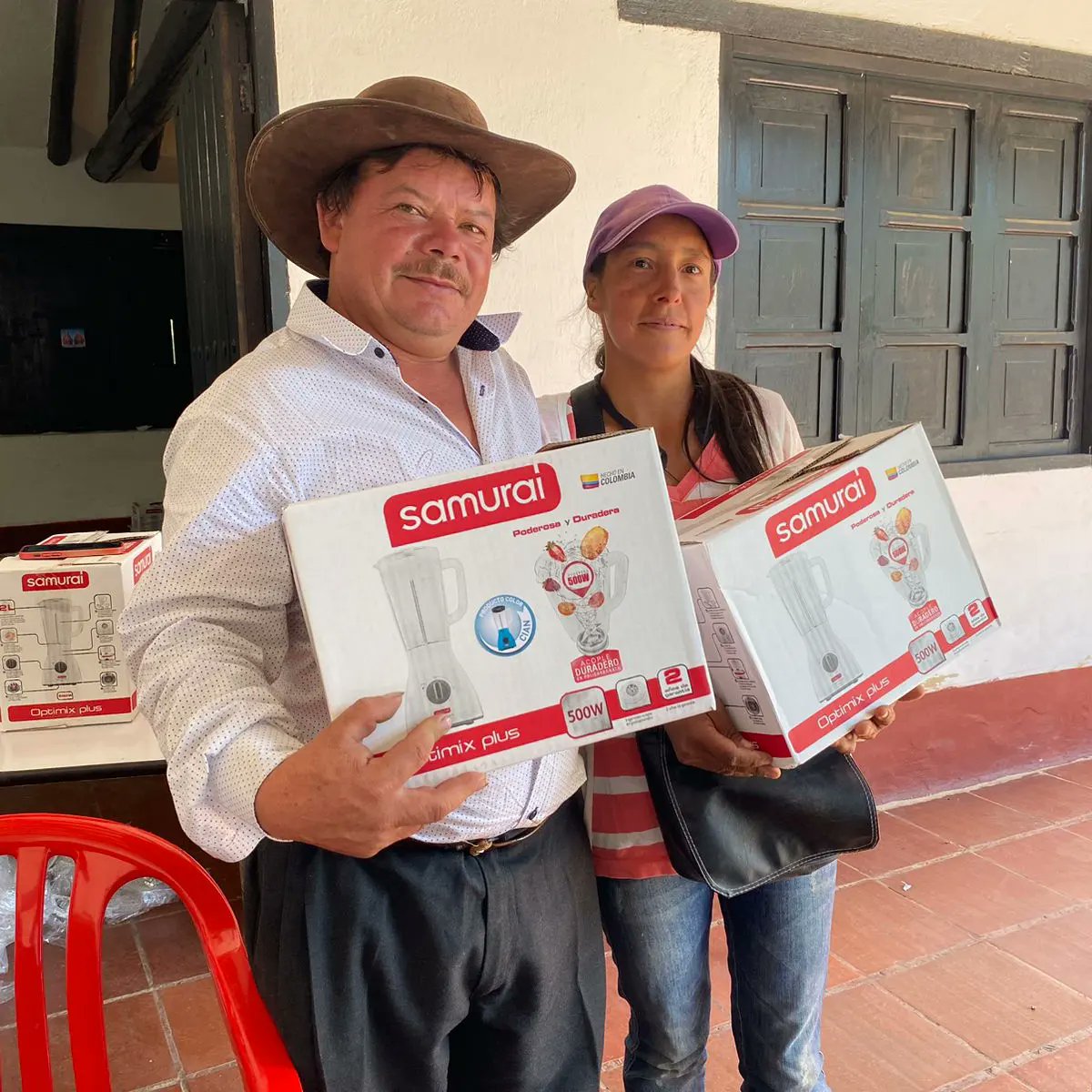 alcaldiavdleyva's tweet photo. Exaltamos el esfuerzo y trabajo de los hombres y mujeres que labran día a día la tierra en nuestro municipio 👨🏻‍🌾👩🏽‍🌾 ,haciendo entrega de incentivos del #DíadelCampesino, en la zona rural.

Gracias por ser parte fundamental de la economía de Villa de Leyva. https://t.co/rqKLbmSLqI