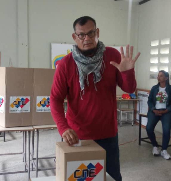 Somos conscientes del momento histórico que vive nuestra patria,  miembros de la dirección Nacional TUPAMARO dicen 5 veces si por Venezuela. 

#VenezuelaDiceSi
#YoVoto5VecesSi
#VenezuelaEjemploDeLucha